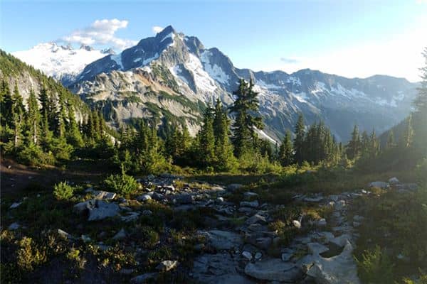 梦见高山是什么意思 梦见高山是什么意思