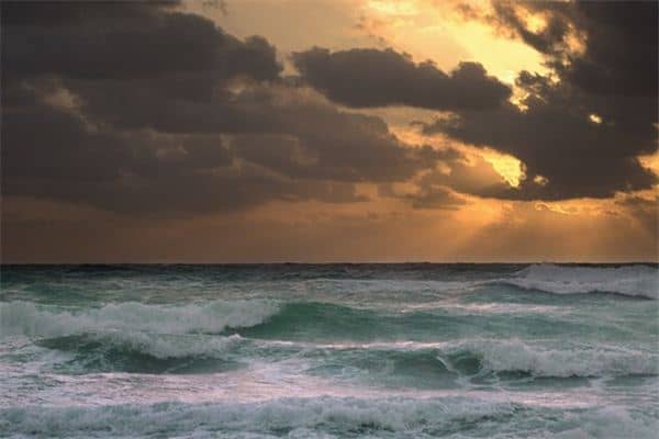 梦见海水涨潮是什么意思 梦见海水涨潮是什么意思