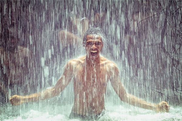 梦见瀑布淋身是什么意思 梦见瀑布淋身是什么意思