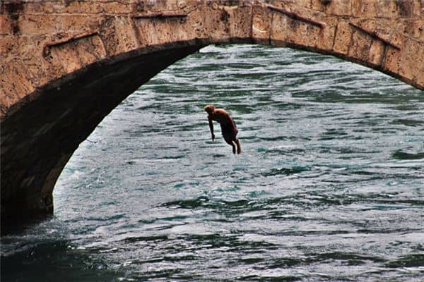梦见有人跳河 梦见有人跳河