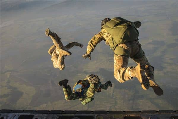 梦见高空坠落是什么意思 梦见高空坠落是什么意思