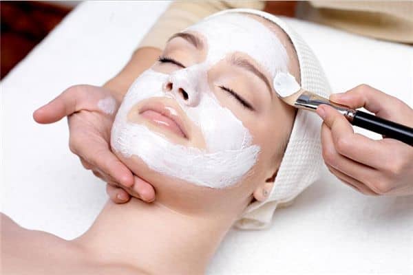 梦见未婚女性美容