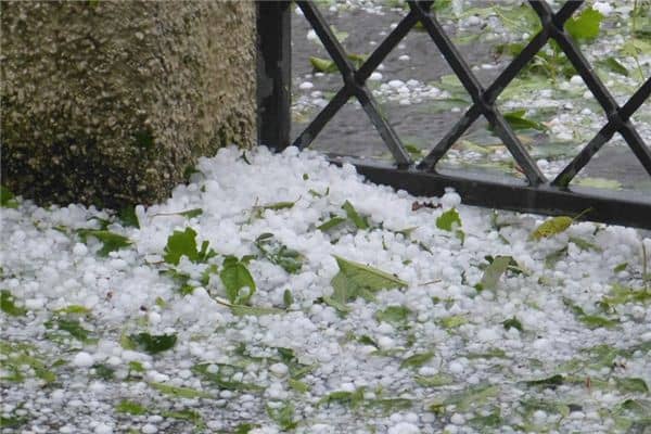 梦见下冰雹是什么意思 梦见下冰雹是什么意思