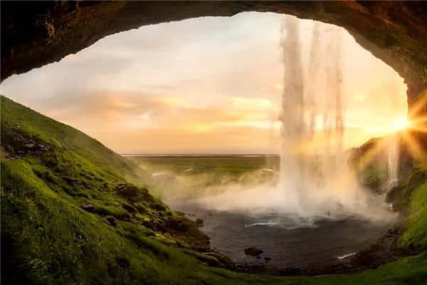 梦见很大的瀑布