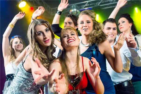 梦见很多外国人