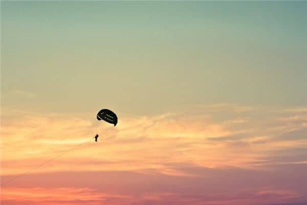 梦见跳伞是什么意思 梦见跳伞是什么意思