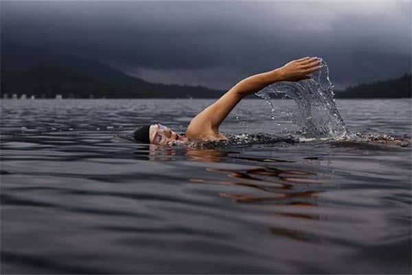 梦见河里游泳 梦见河里游泳