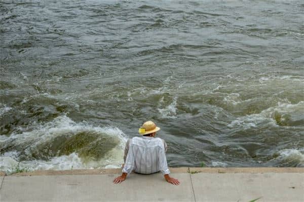 梦见自己站在海岸上