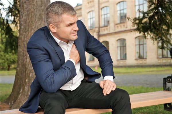 梦见自己把手放在胸口上