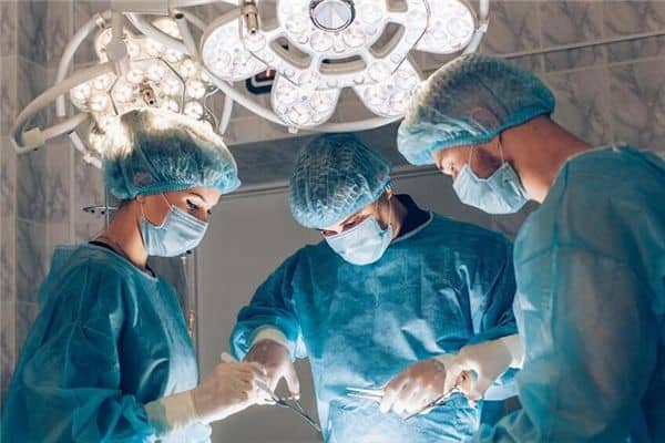 梦见让亲戚给自己作手术