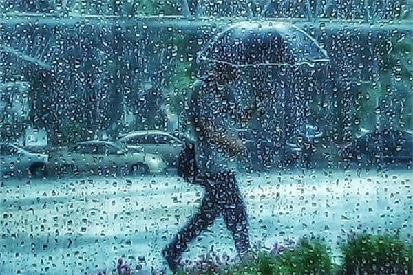 梦见暴风雨或大雨