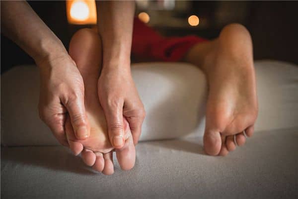 梦见工作人员脚受伤