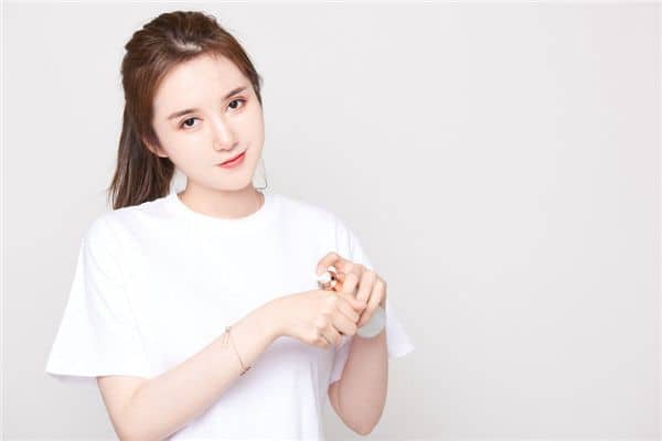 梦见未婚女子脸色苍白