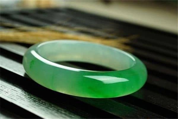 梦见玉镯碎了是什么意思 梦见玉镯碎了是什么意思