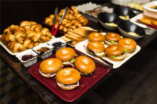 梦见食品室中食物丰富