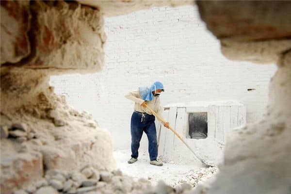 梦见商人掉进石灰坑