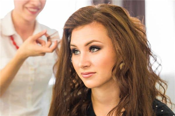 梦见工作人员烫头发