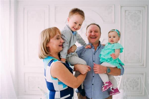 梦见老人抱小孩