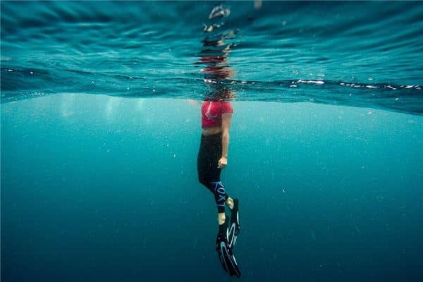 梦见自己掉进水里是什么意思 梦见自己掉进水里是什么意思