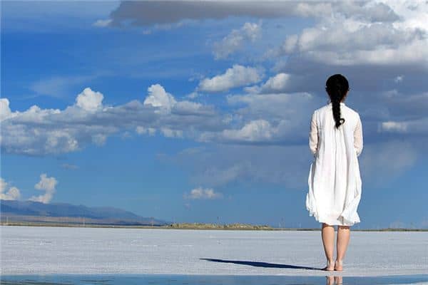 梦见穿白裙子 梦见穿白裙子