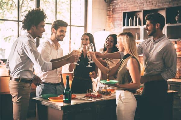 梦见朋友请我吃饭