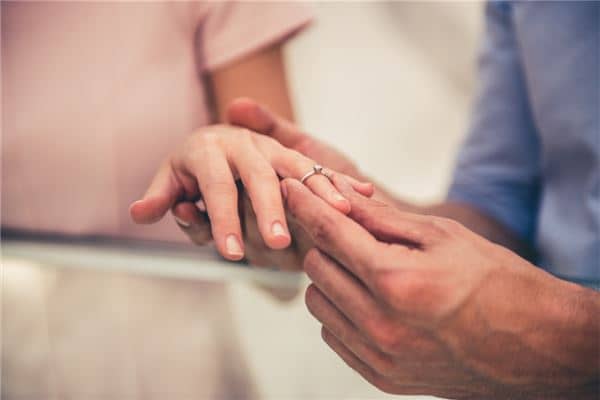 梦见别人送戒指