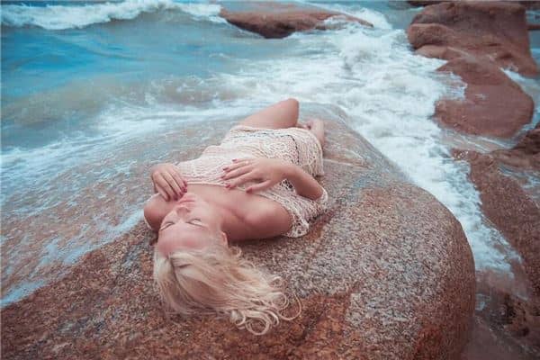 梦见女人下半身裸体