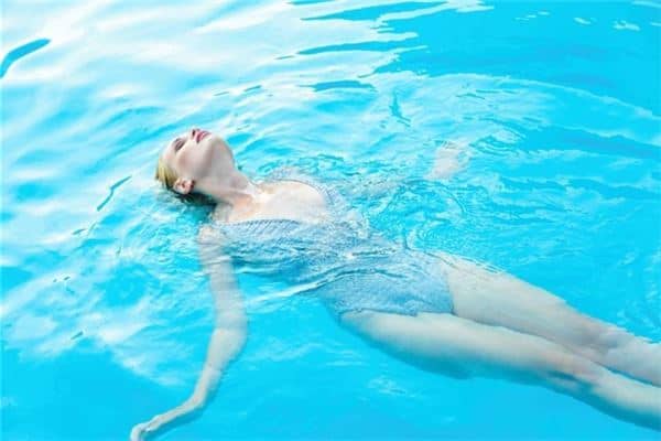 梦见游泳淹死人