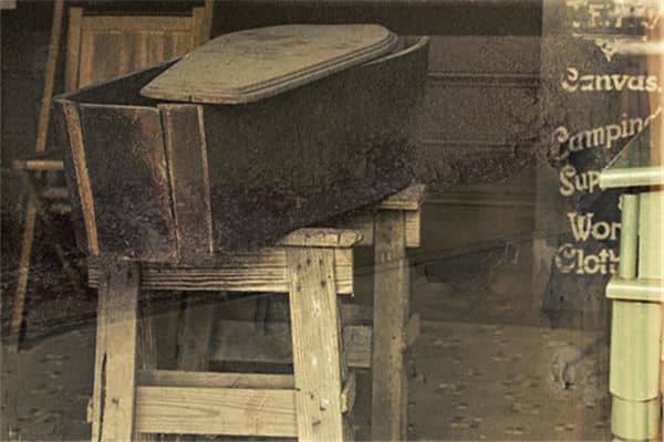 梦见自己背棺材