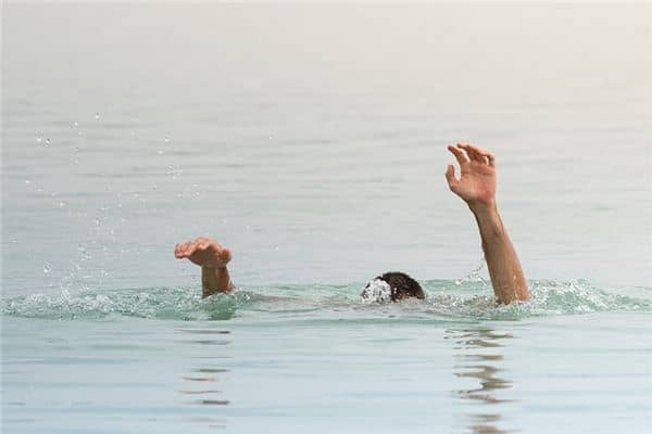 梦见自己差点被淹死 梦见自己差点被淹死