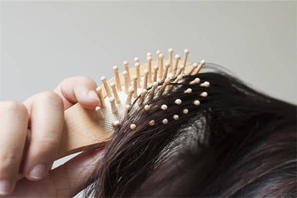 梦见梳头发时梳齿断了