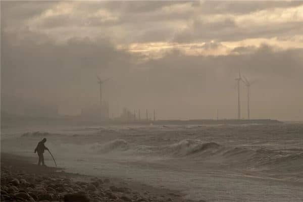 梦见自己被风吹走