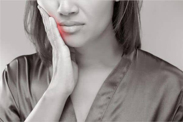 梦见牙齿松动流血