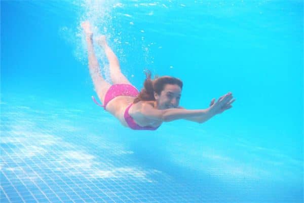 梦见自己会游泳