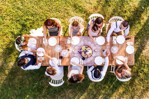 梦见一家人在一起吃饭 梦见一家人在一起吃饭