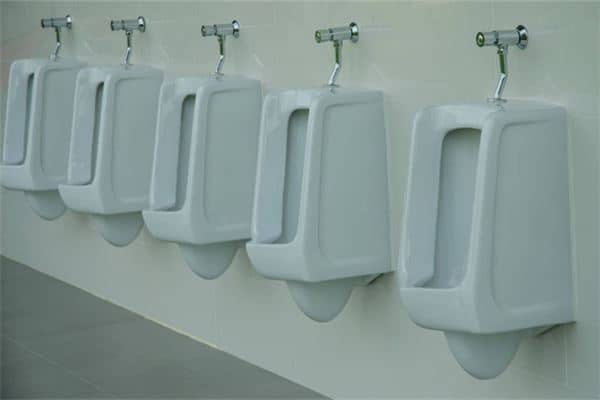 梦见公共厕所小便