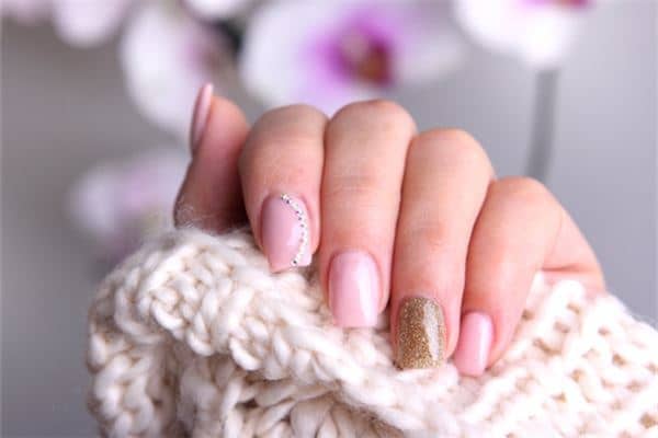 梦见无名指指甲