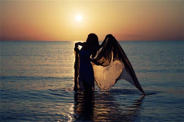 梦见在水里跳舞