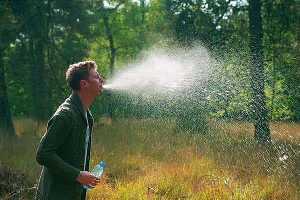 梦见吐口水是什么预兆 梦见吐口水是什么预兆