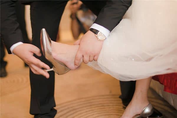 梦见穿鞋子是什么预兆 梦见穿鞋子是什么预兆