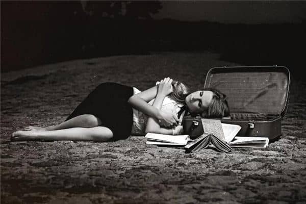 梦见睡地上是什么意思 梦见睡地上是什么意思