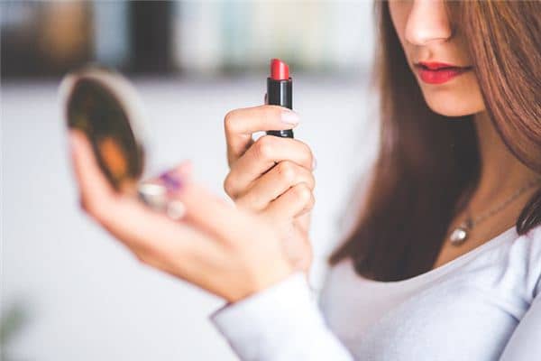 梦见自己化妆是什么意思 梦见自己化妆是什么意思