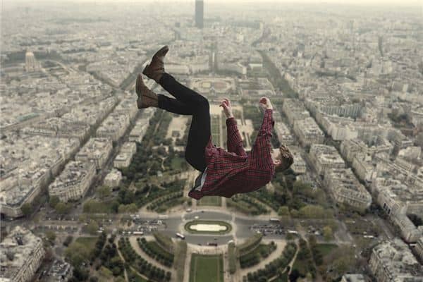 梦见掉下来是什么意思 梦见掉下来是什么意思