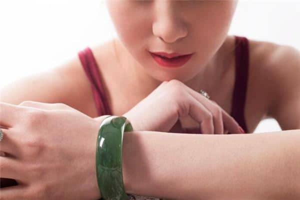 梦见玉镯子碎了是什么预兆 梦见玉镯子碎了是什么预兆