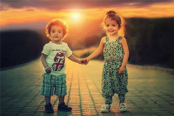 梦见手拉手是什么意思 梦见手拉手是什么意思