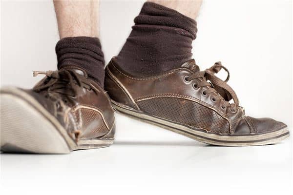 梦见穿破鞋是什么意思 梦见穿破鞋是什么意思