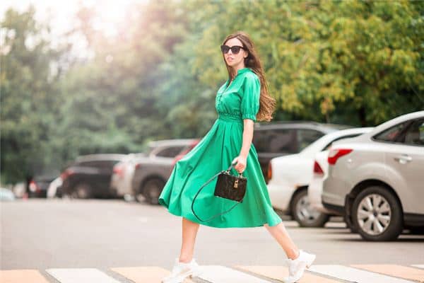 梦见绿色衣服是什么意思 梦见绿色衣服是什么意思