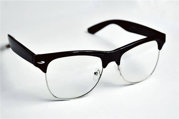 梦见配眼镜是什么意思 梦见配眼镜是什么意思