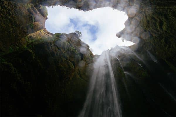 梦见掉坑里是什么意思 梦见掉坑里是什么意思