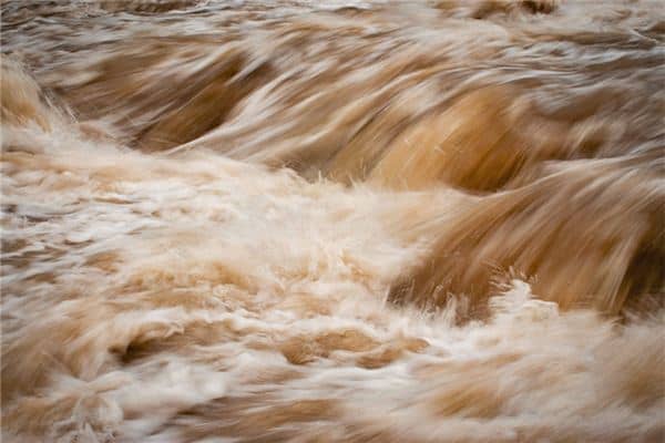 梦见浑浊的水是什么意思 梦见浑浊的水是什么意思